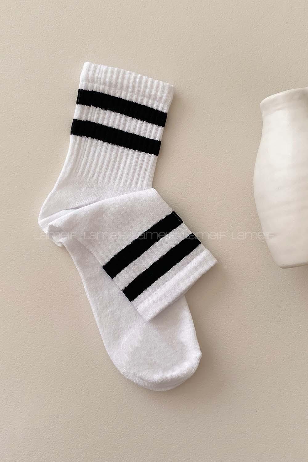Lamelif Siyah Çizgili Beyaz Çorap
