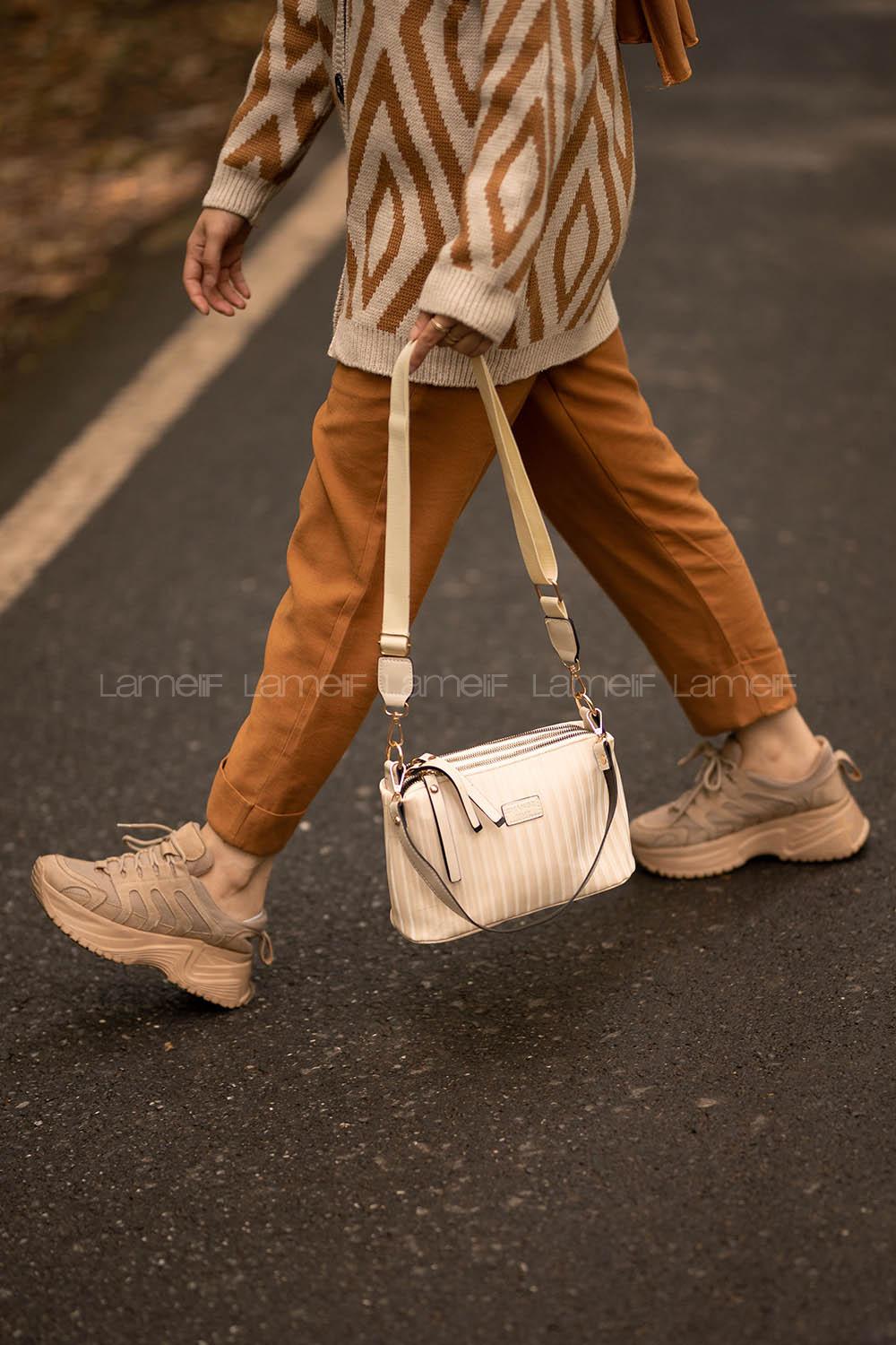 Modalamelif Change Üç Bölmeli Çizgili Saten Çanta Krem