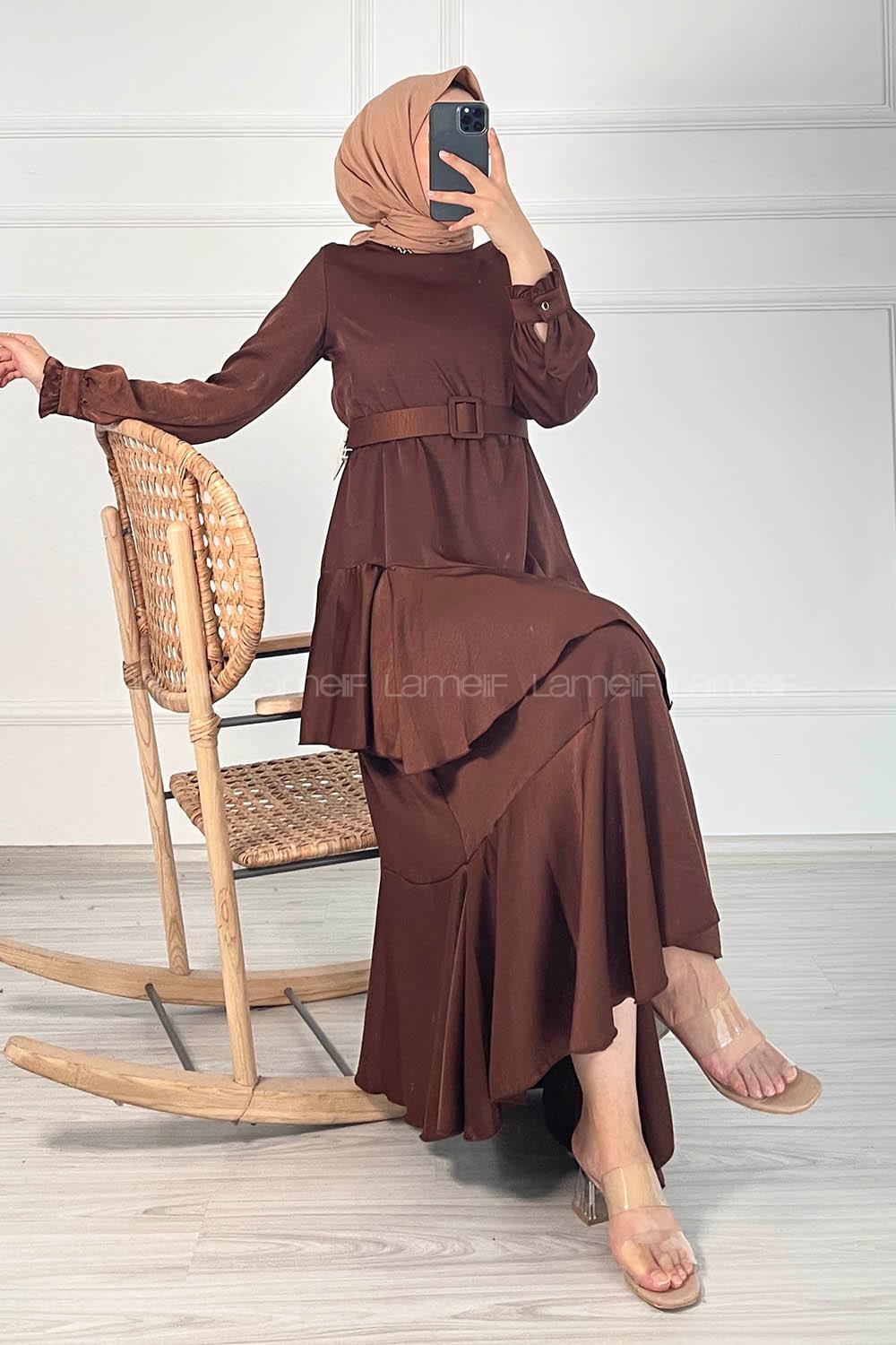 Modalamelif Etek Ucu Fırfır Detaylı Kemerli Saten Elbise Acıkahve