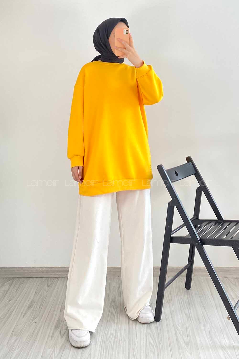 Modalamelif Bisiklet Yaka Salaş Arma Nakışlı Sweatshirt Sarı