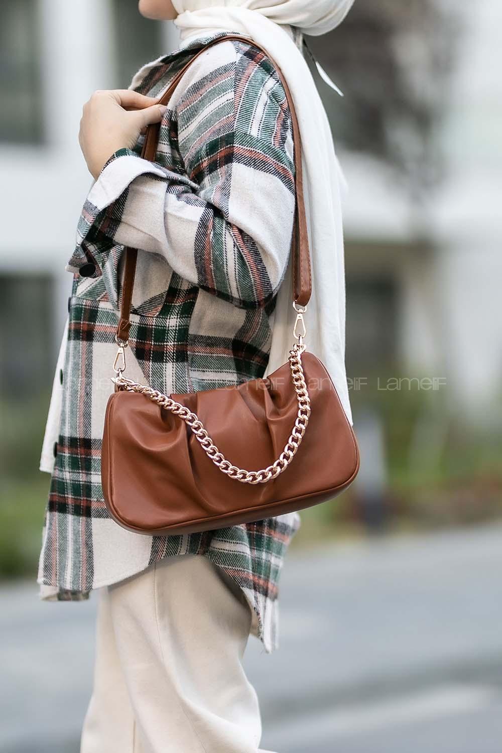 Lamelif Zincir Aksesuarlı Büzgülü Kadın Çanta Taba