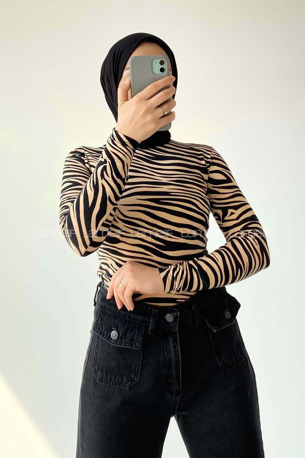 Lamelif Yarım Balıkçı Yaka Zebra Desenli Bluz Krem