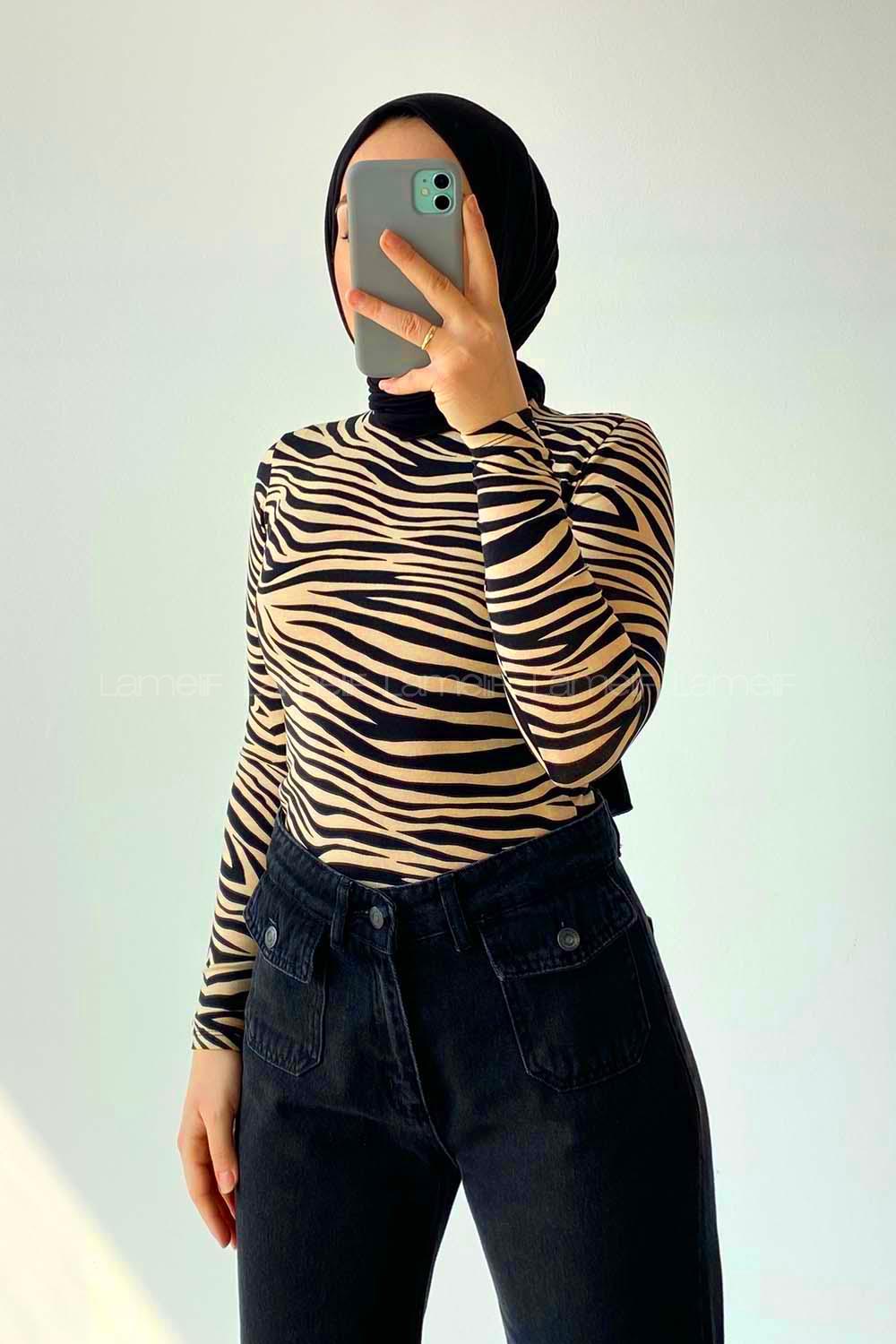 Lamelif Yarım Balıkçı Yaka Zebra Desenli Bluz Krem