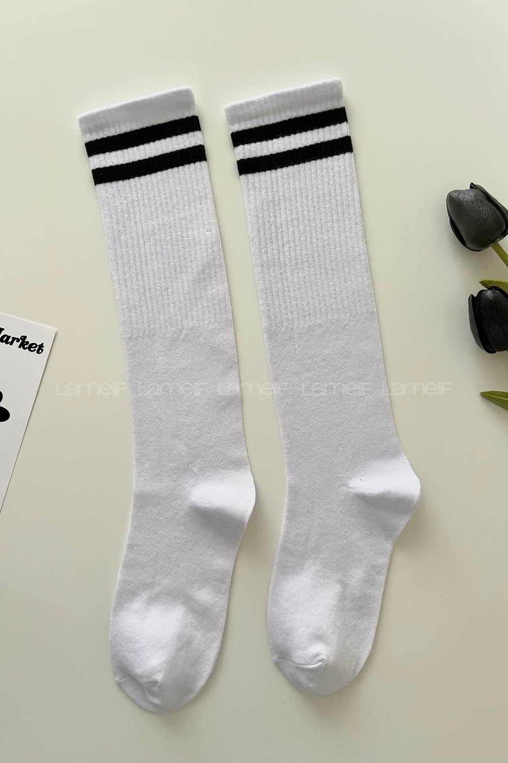 Lamelif Beyaz Siyah Çizgili Diz Altı Spor Çorap