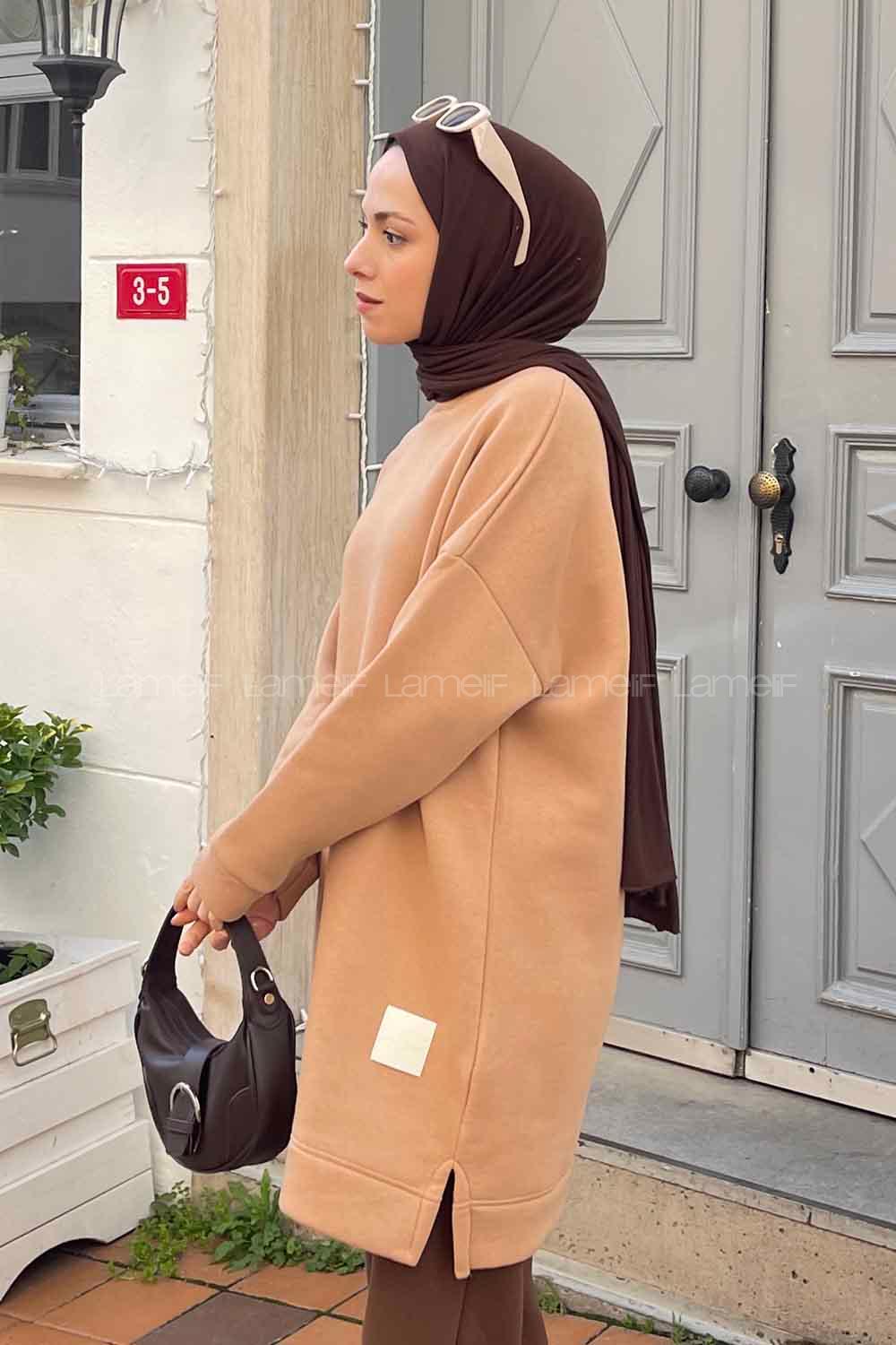 Lamelif Bisiklet Yaka Arma Detaylı Üç İplik Tunik Sütlü Kahve