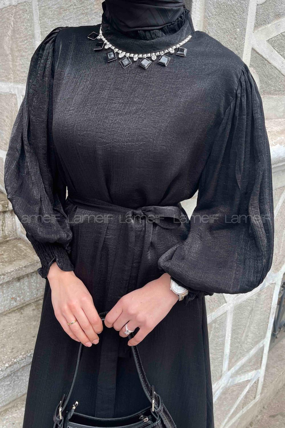 Lamelif Kol Piliseli Hakim Yaka Elbise Siyah