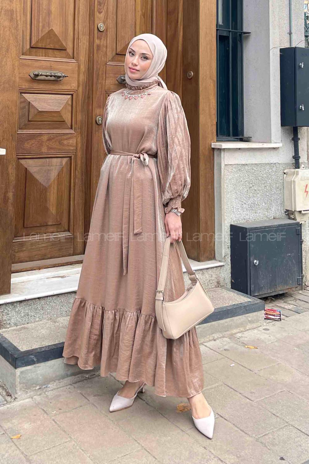 Lamelif Kol Piliseli Hakim Yaka Elbise Sütlü Kahve