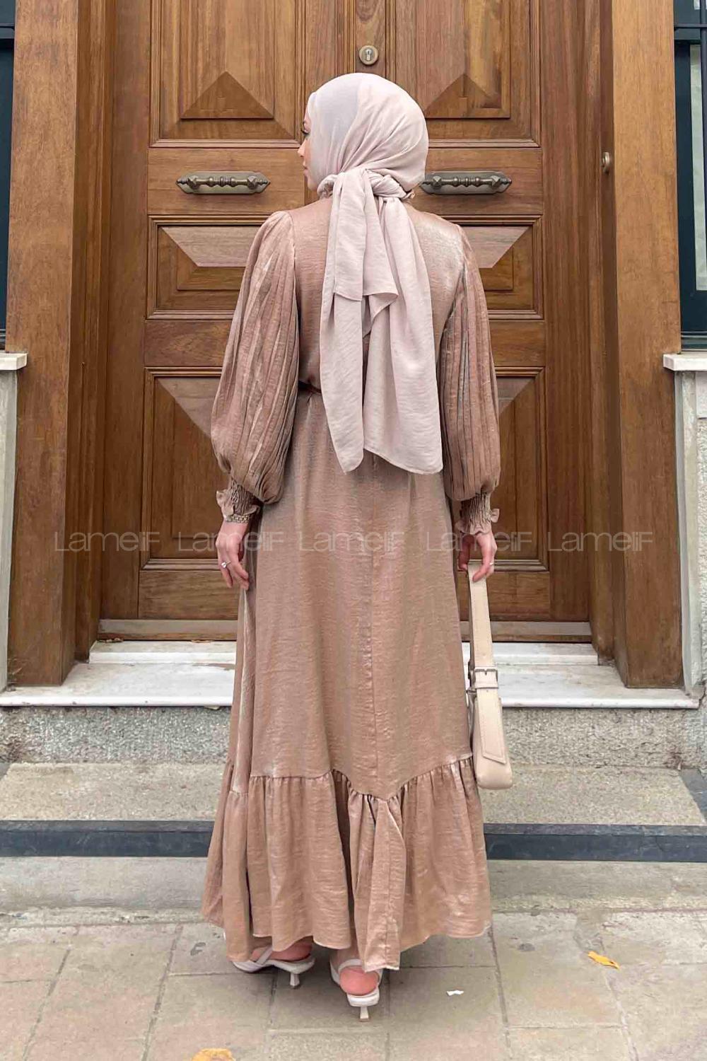 Lamelif Kol Piliseli Hakim Yaka Elbise Sütlü Kahve