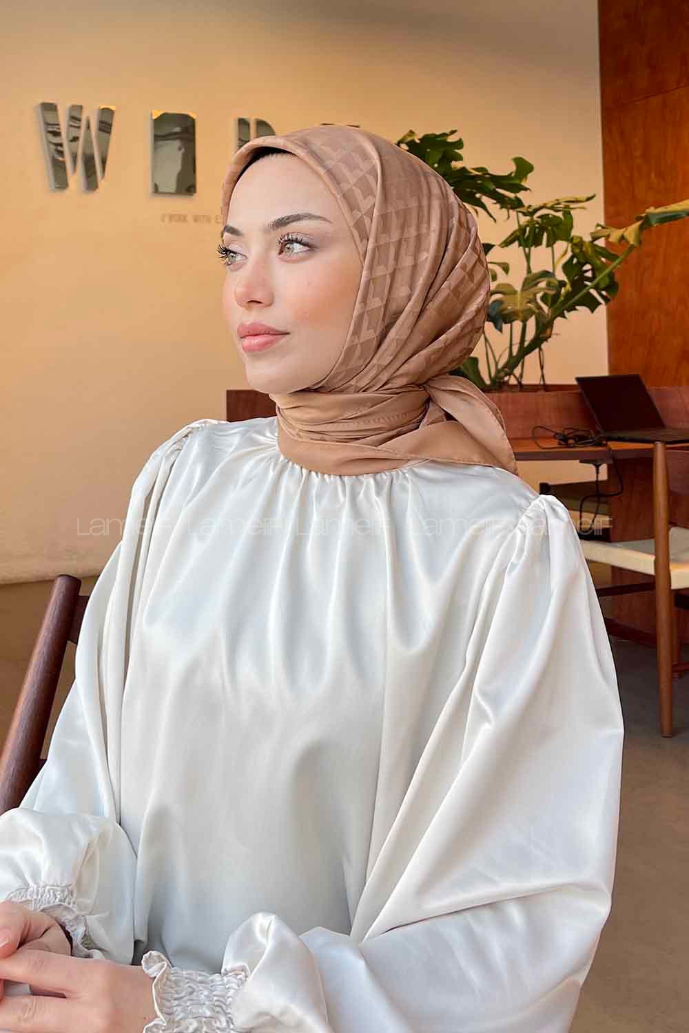 Lamelif Geometrik Desen Jakar Eşarp Sütlü Kahve