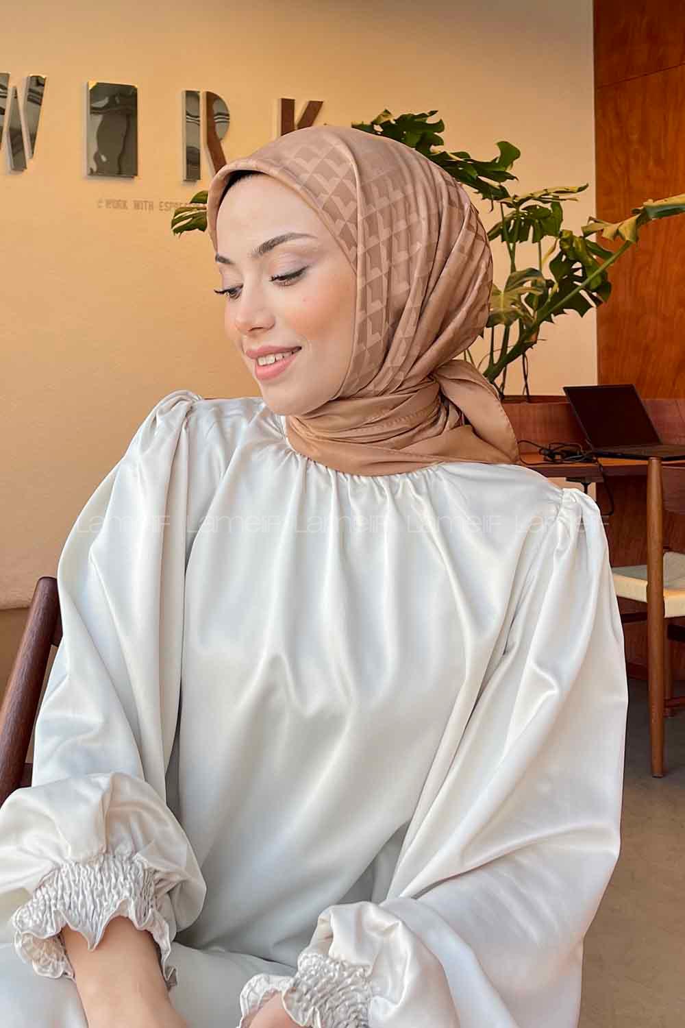 Lamelif Geometrik Desen Jakar Eşarp Sütlü Kahve