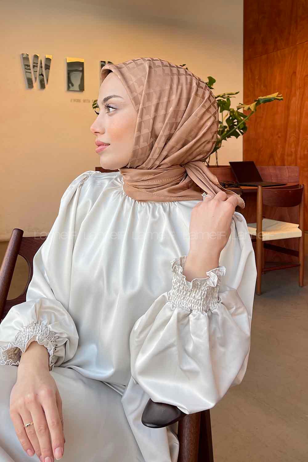 Lamelif Geometrik Desen Jakar Eşarp Sütlü Kahve