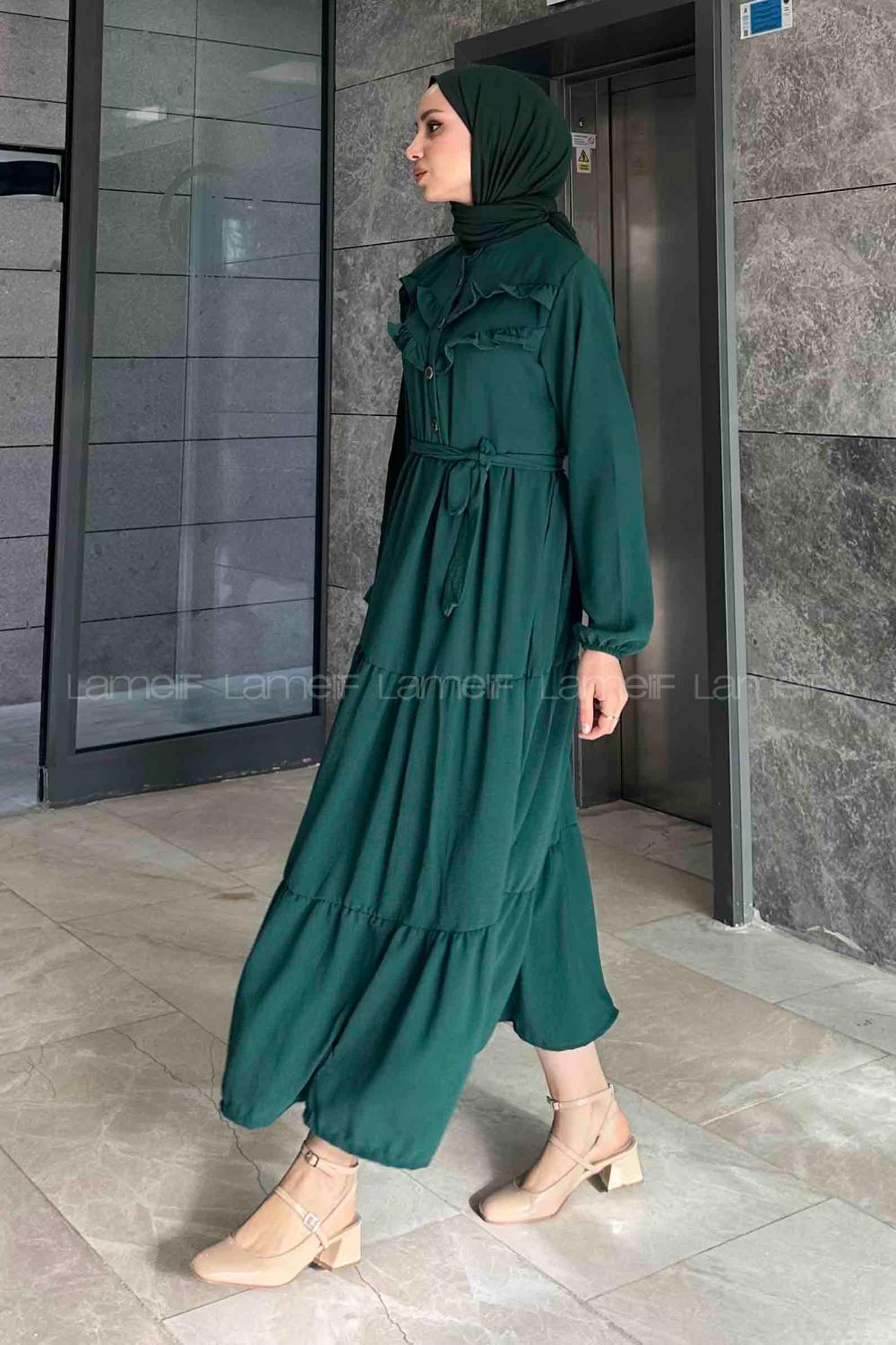 Lamelif Yaka Fırfır Detaylı Yarım Düğmeli Elbise Zümrüt