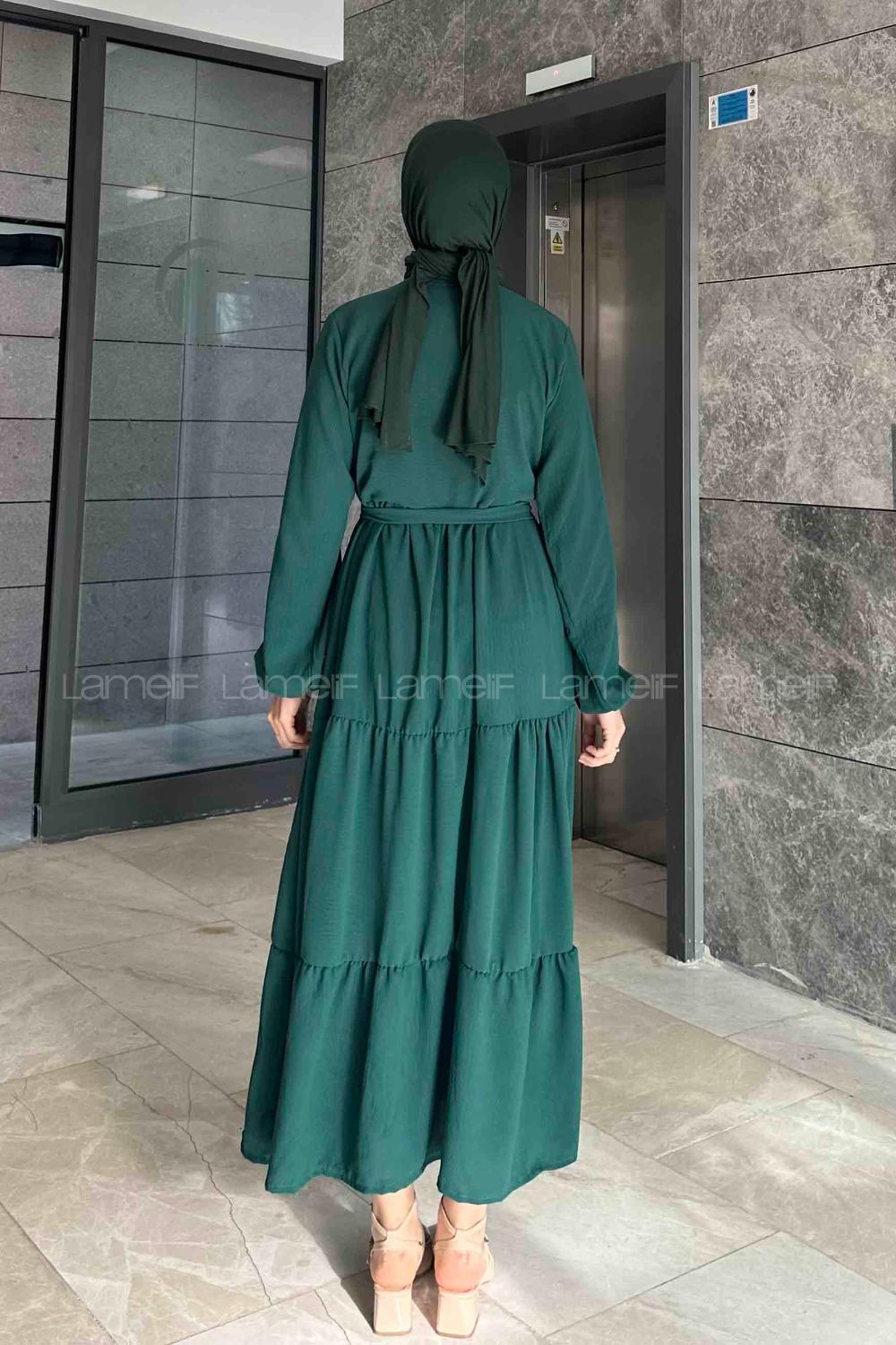 Lamelif Yaka Fırfır Detaylı Yarım Düğmeli Elbise Zümrüt