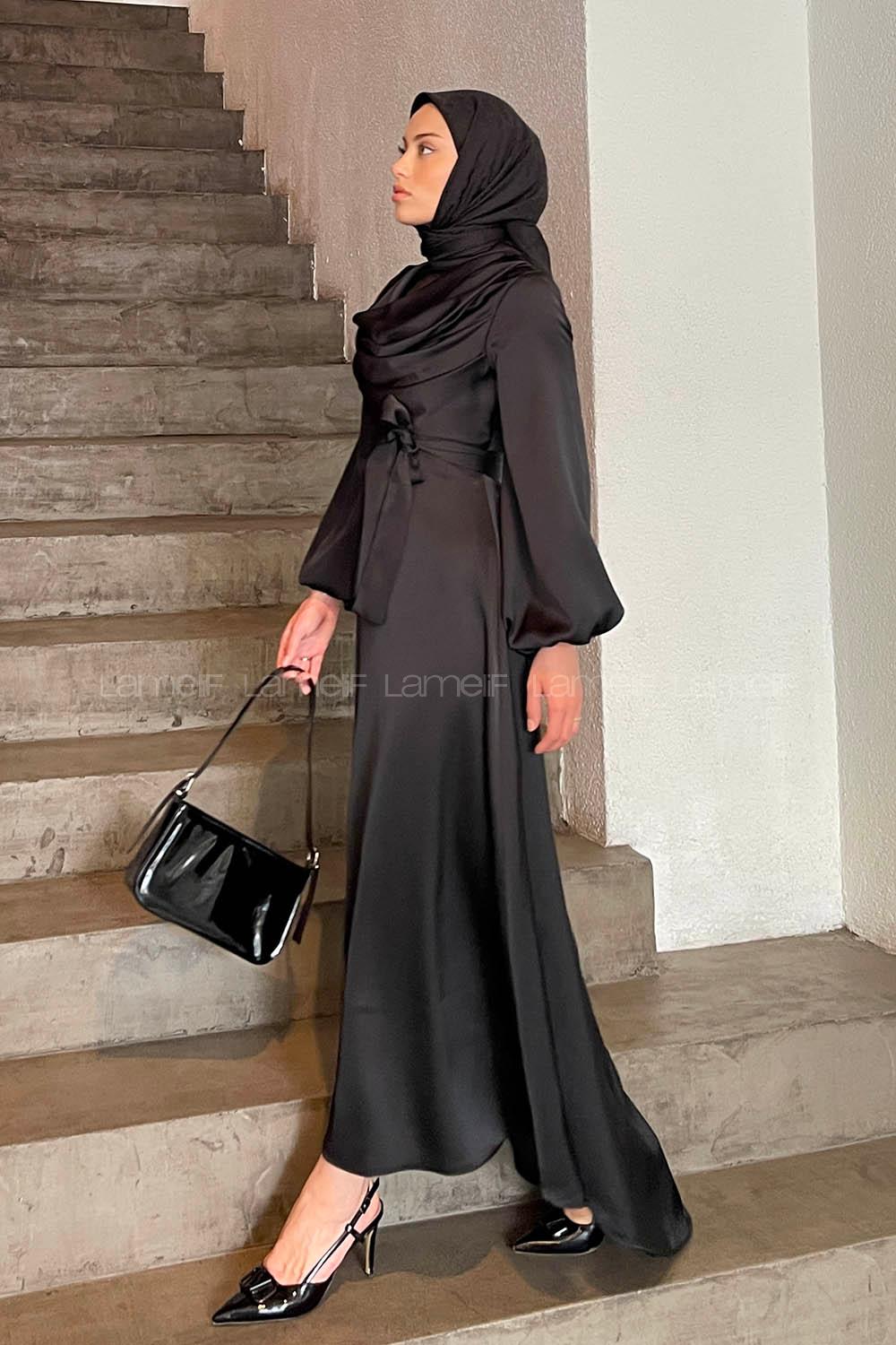 Lamelif Ön Drapeli Saten Tesettür Elbise Siyah