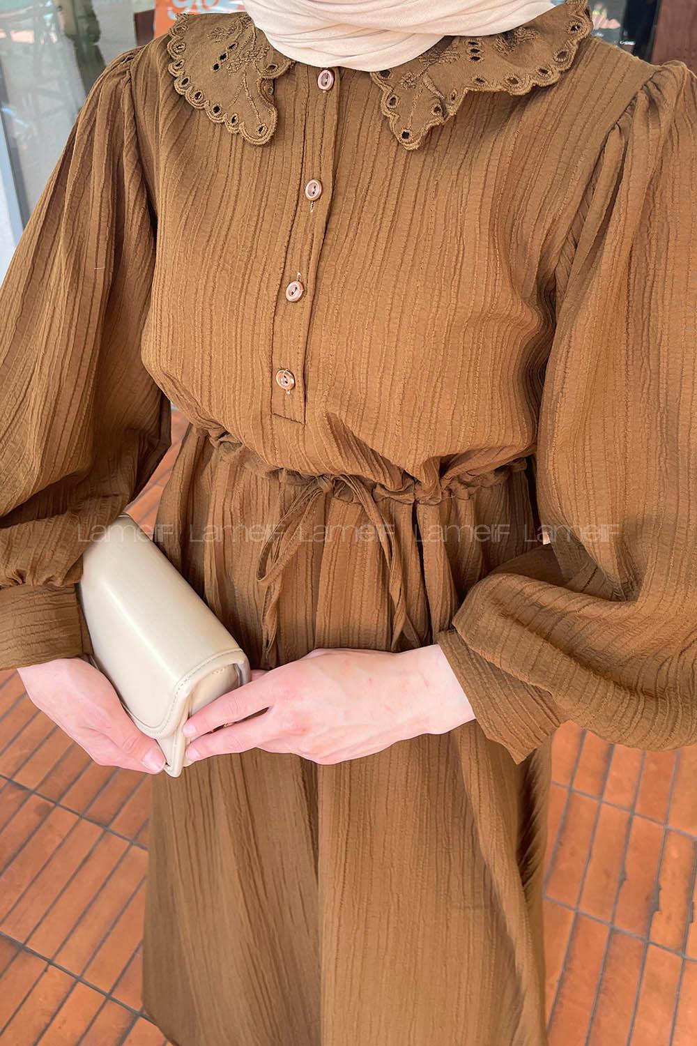 Lamelif Yaka Dantel Detaylı Elbise Kahverengi