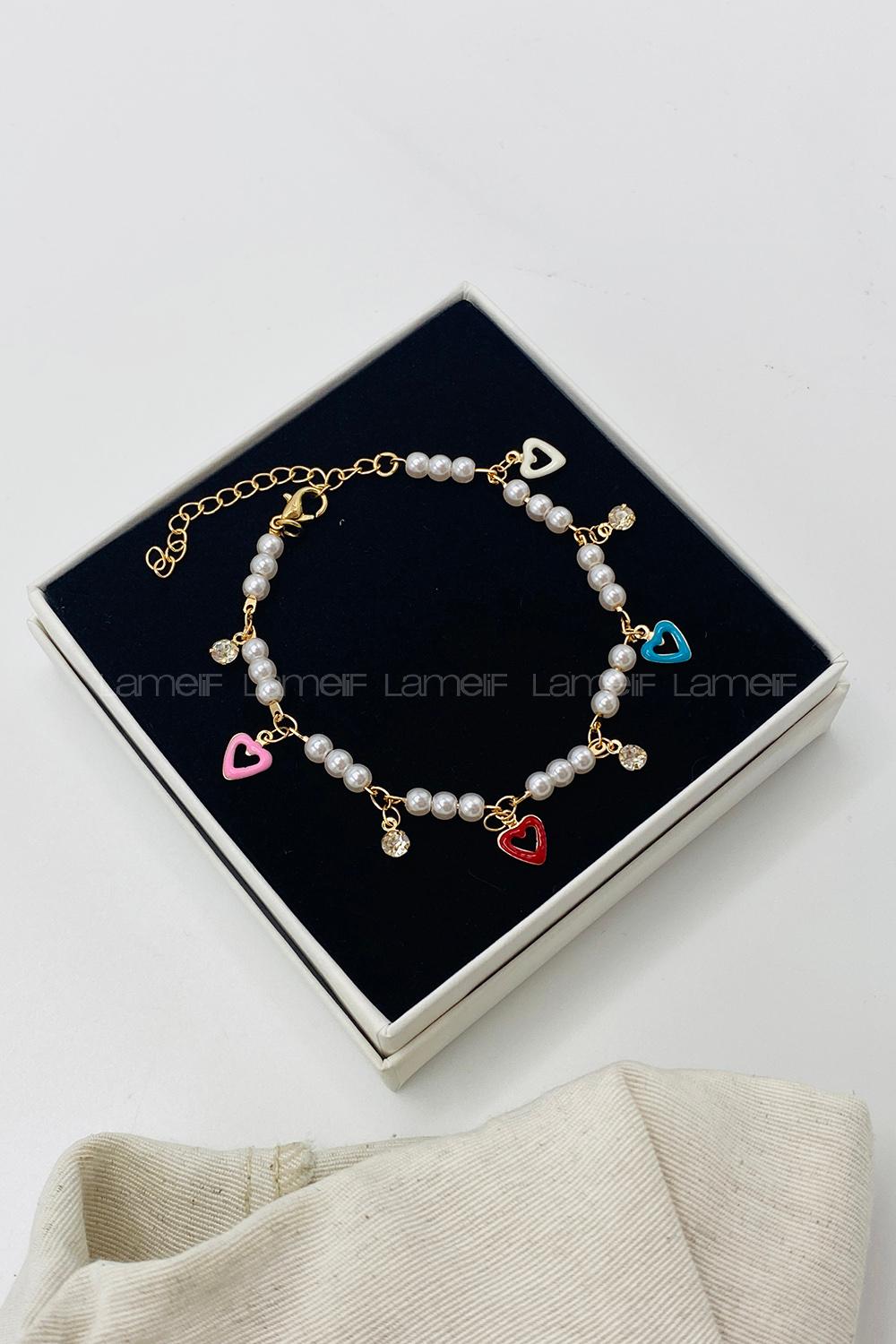 Lamelif Gold İnci Detaylı Renkli Kalpli Zarif Bileklik