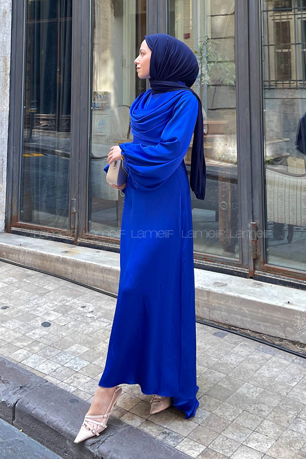 Lamelif Ön Drapeli Saten Tesettür Elbise Saks Mavisi