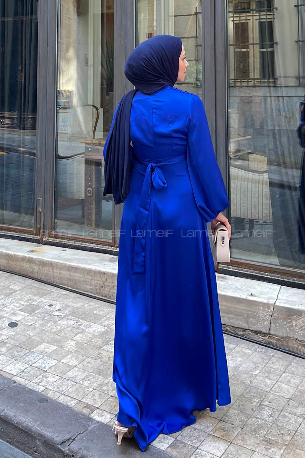 Lamelif Ön Drapeli Saten Tesettür Elbise Saks Mavisi