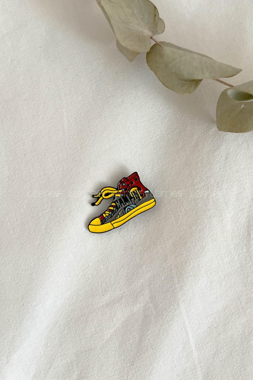 Lamelif Converse Demir Broş