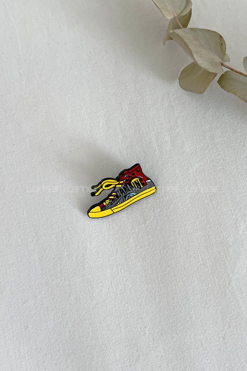 Lamelif Converse Demir Broş