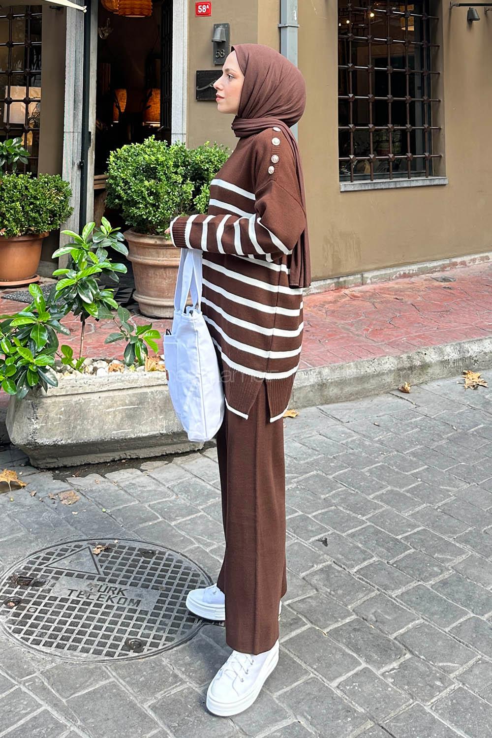 Lamelif Çizgili Yaka Düğme Detaylı Triko Tesettür Takım Acı Kahve