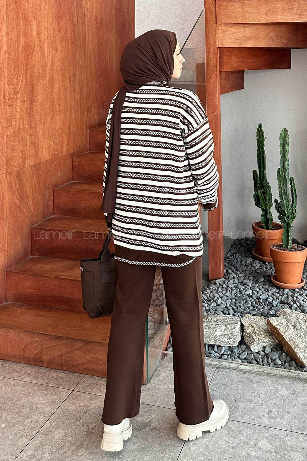Lamelif Çizgili Yan Düğme Detaylı Triko Tesettür Takım Acı Kahve