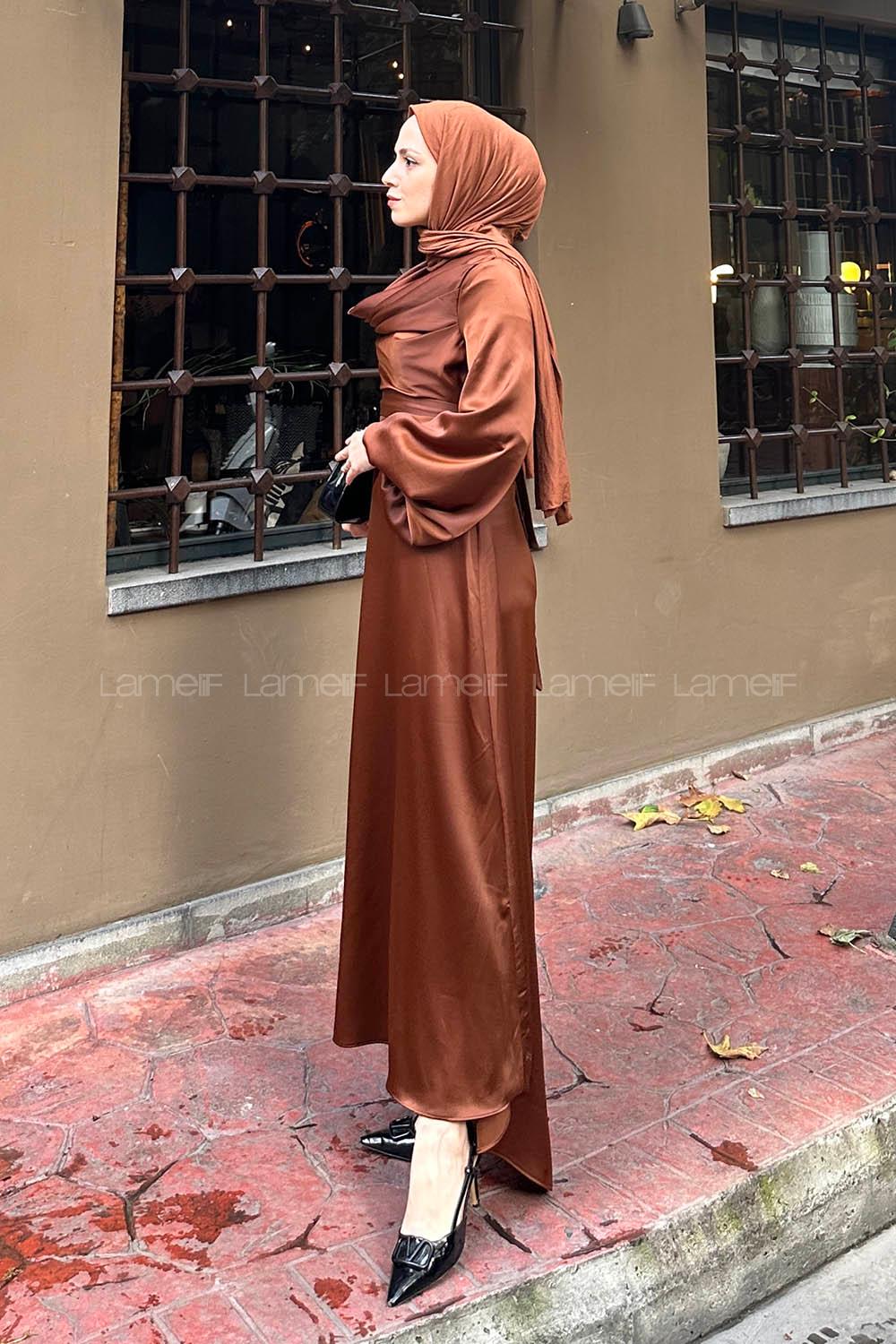 Lamelif Ön Drapeli Saten Tesettür Elbise Kahverengi