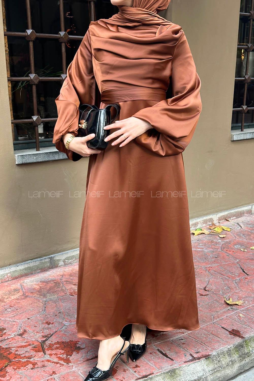 Lamelif Ön Drapeli Saten Tesettür Elbise Kahverengi