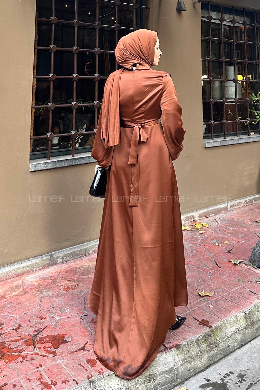 Lamelif Ön Drapeli Saten Tesettür Elbise Kahverengi