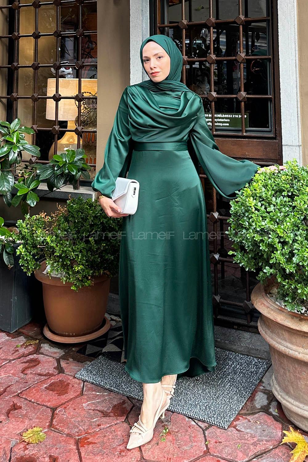 Lamelif Ön Drapeli Saten Tesettür Elbise Zümrüt