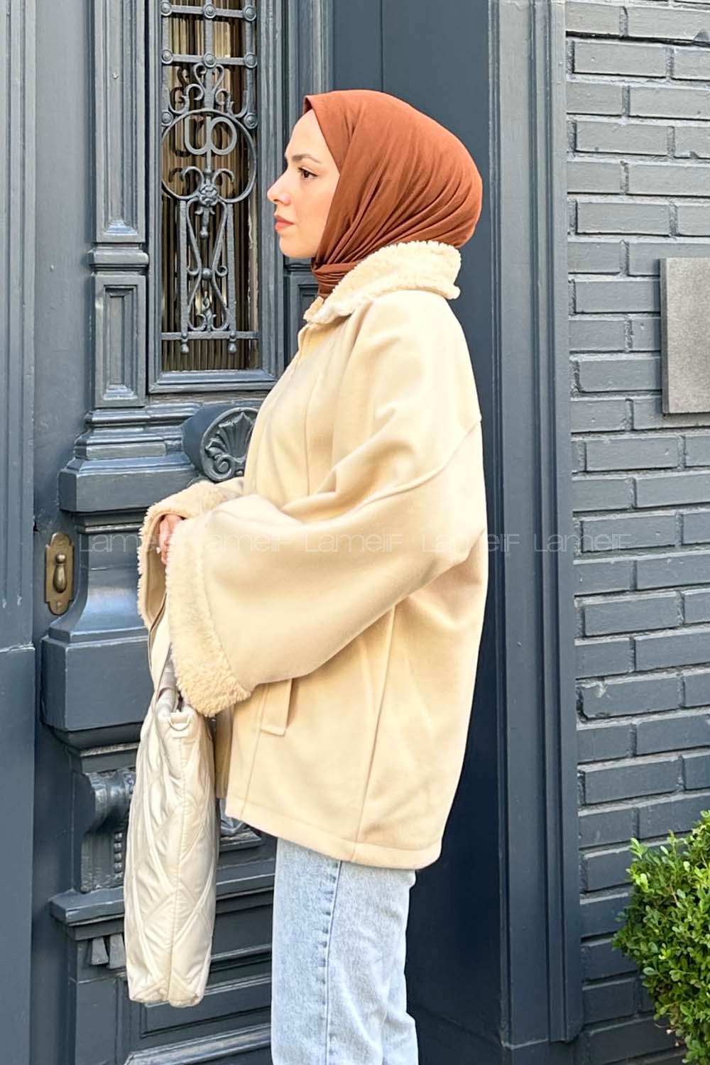 Lamelif Gömlek Yaka Düşük Omuz Kürk Detaylı Mont Krem