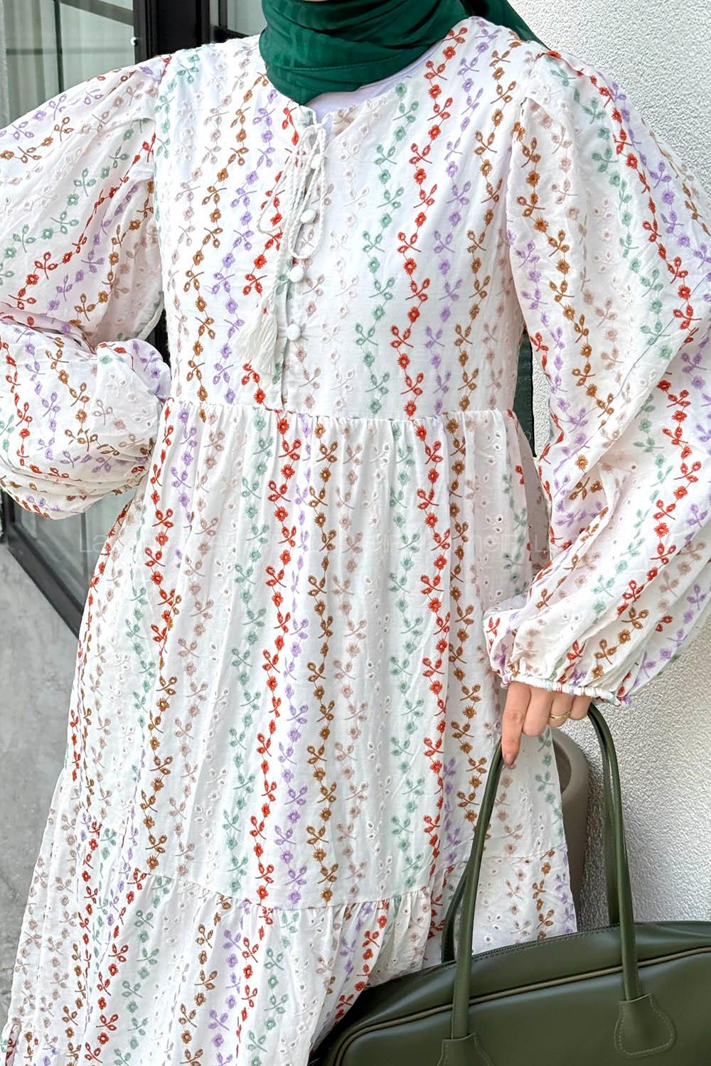 Lamelif Renkli Brode Detaylı Uzun Tesettür Elbise Beyaz