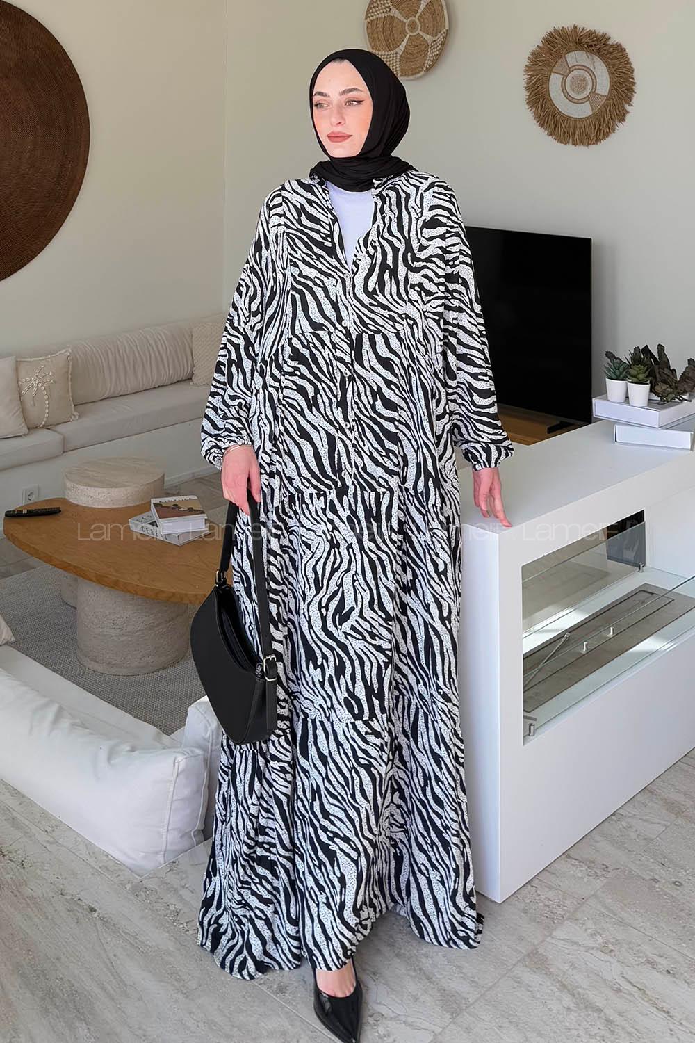 Lamelif Yarasa Kol Baskılı Zebra Desen Tesettür Elbise Siyah Beyaz