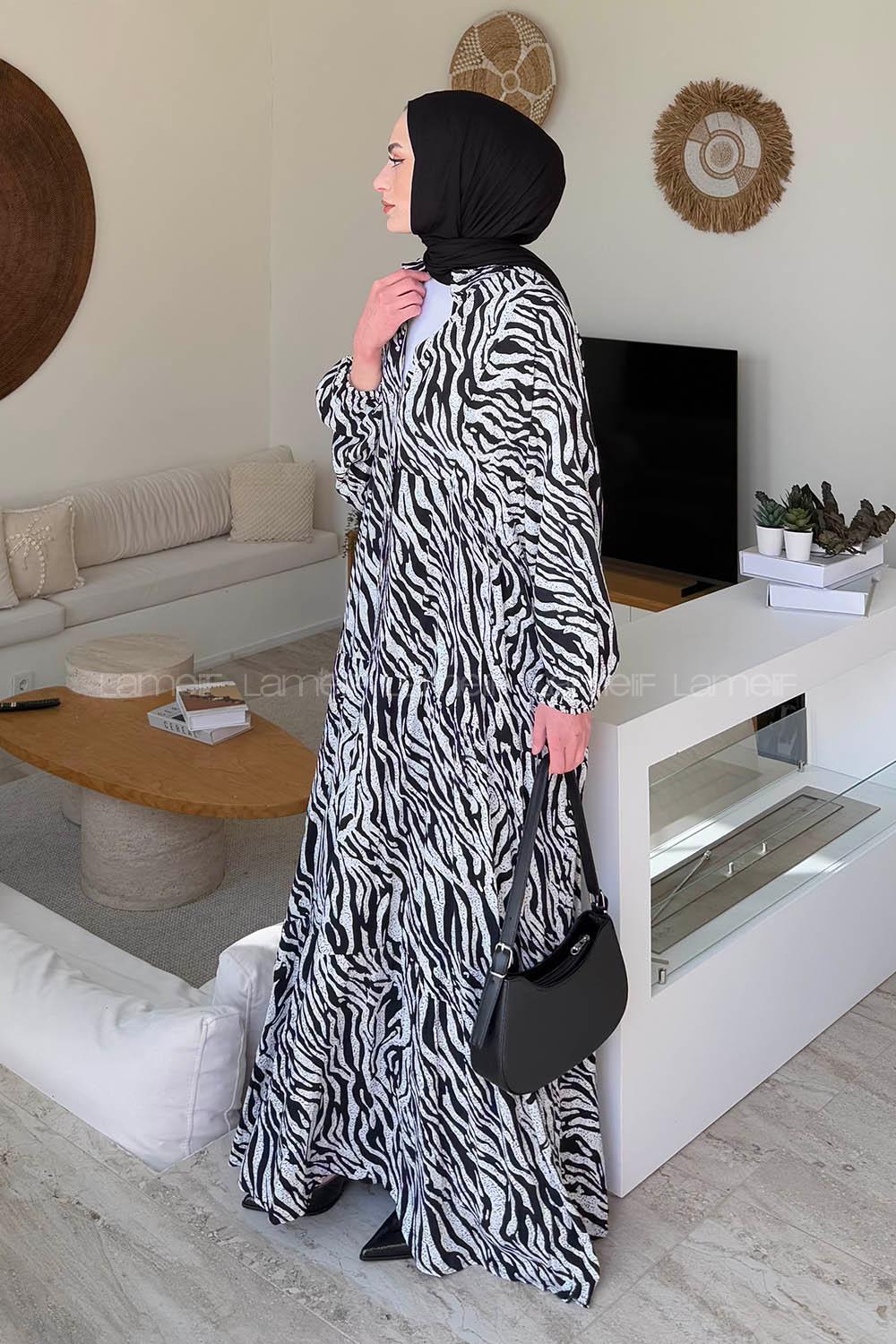Lamelif Yarasa Kol Baskılı Zebra Desen Tesettür Elbise Siyah Beyaz