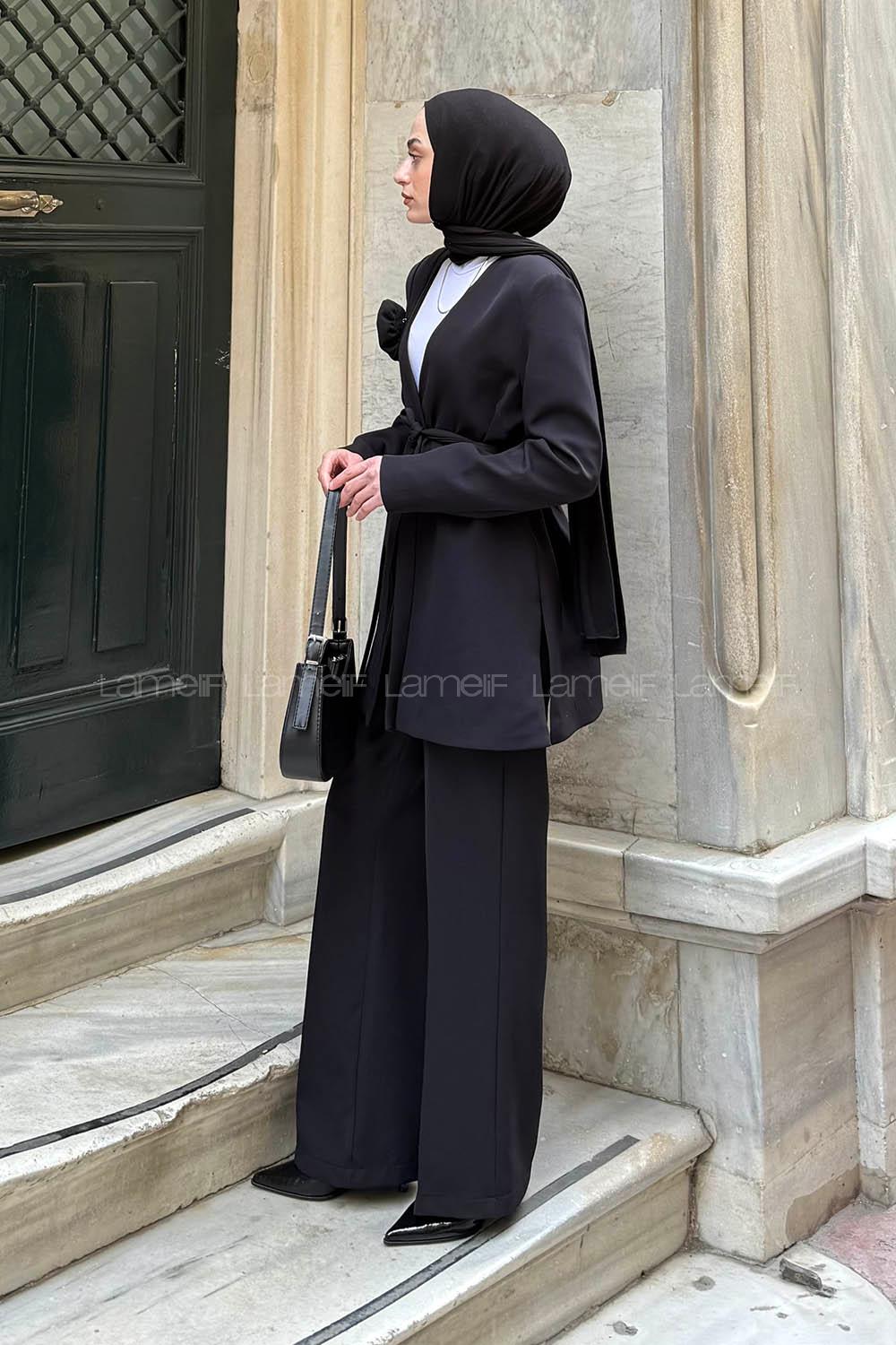 Lamelif Çiçek Aksesuarlı Ceketli ikili Tesettür Takım Siyah