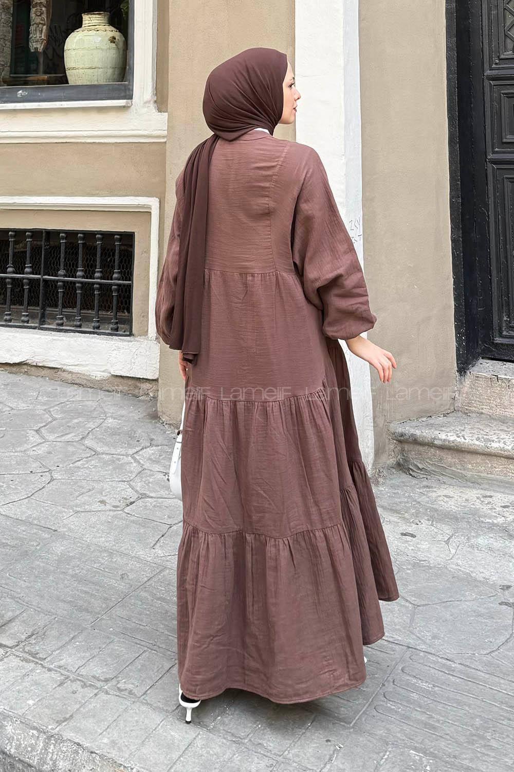 Lamelif Ön Yarım Düğme Detaylı Müslin Kumaş Tesettür Elbise Kahverengi