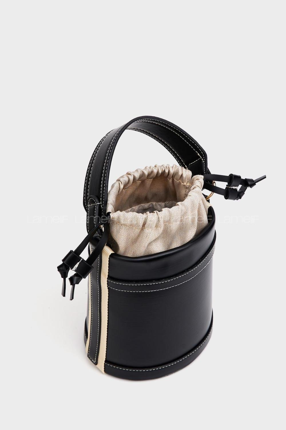 Lamelif Kova model Kontrast Dikişli Büzgülü Kapatma El ve Omuz Çanta Siyah 