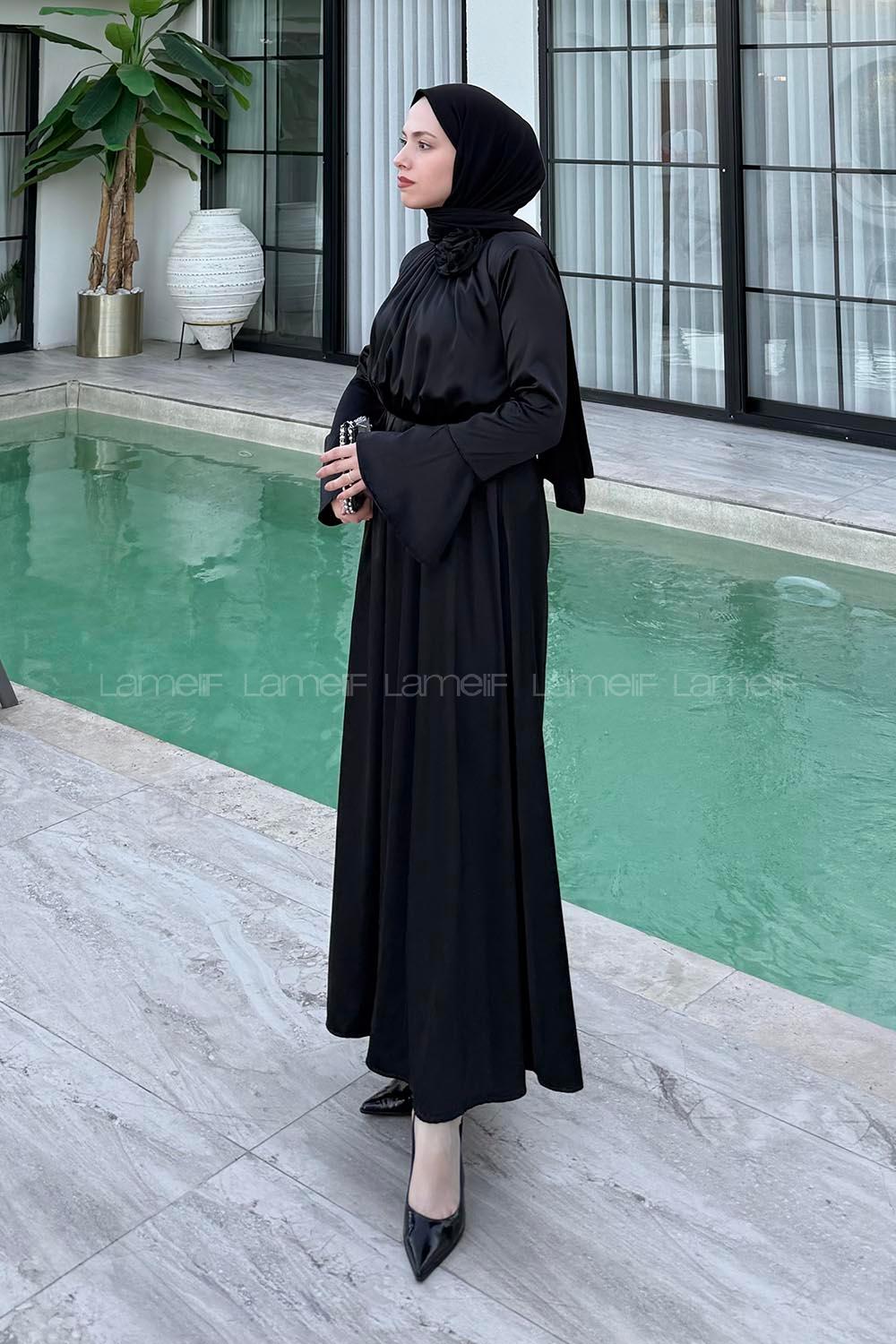 Lamelif Pileli Gül Detaylı Tesettür Elbise Siyah