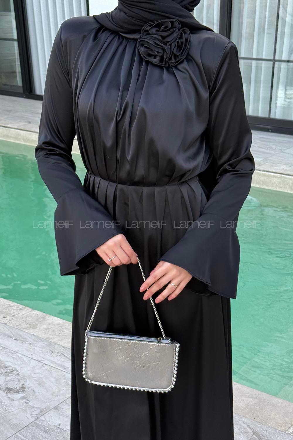 Lamelif Pileli Gül Detaylı Tesettür Elbise Siyah