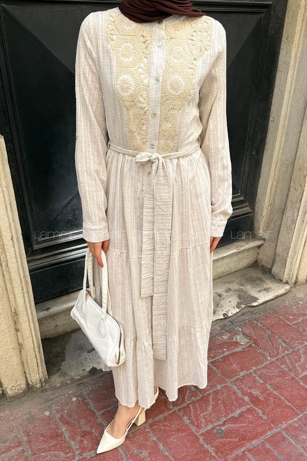 Lamelif Dantel Detaylı Kuşaklı Gofre Elbise Taş Rengi