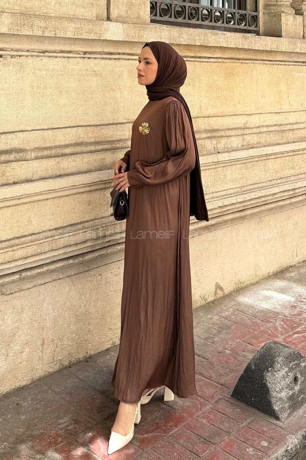Lamelif Broş Detaylı Tesettür Elbise Kahve