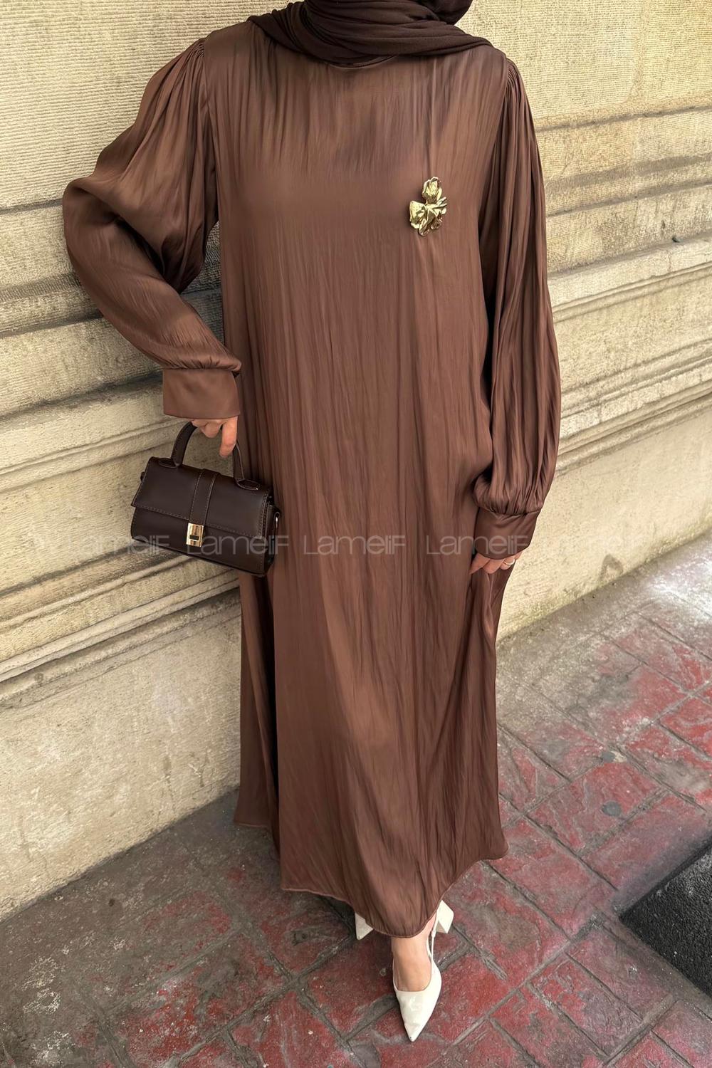 Lamelif Broş Detaylı Tesettür Elbise Kahve