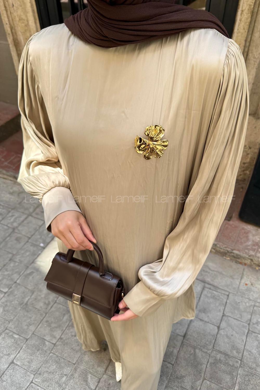 Lamelif Broş Detaylı Tesettür Elbise Vizonrengi