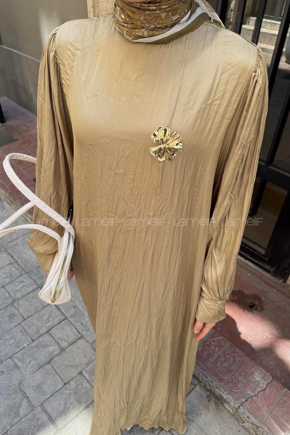 Lamelif Broş Detaylı Tesettür Elbise Yağ Yeşili