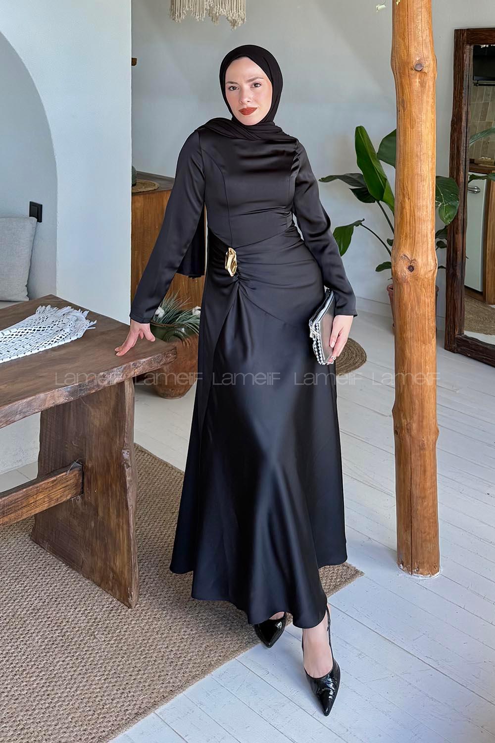 Lamelif Broş Detaylı Saten Elbise Siyah
