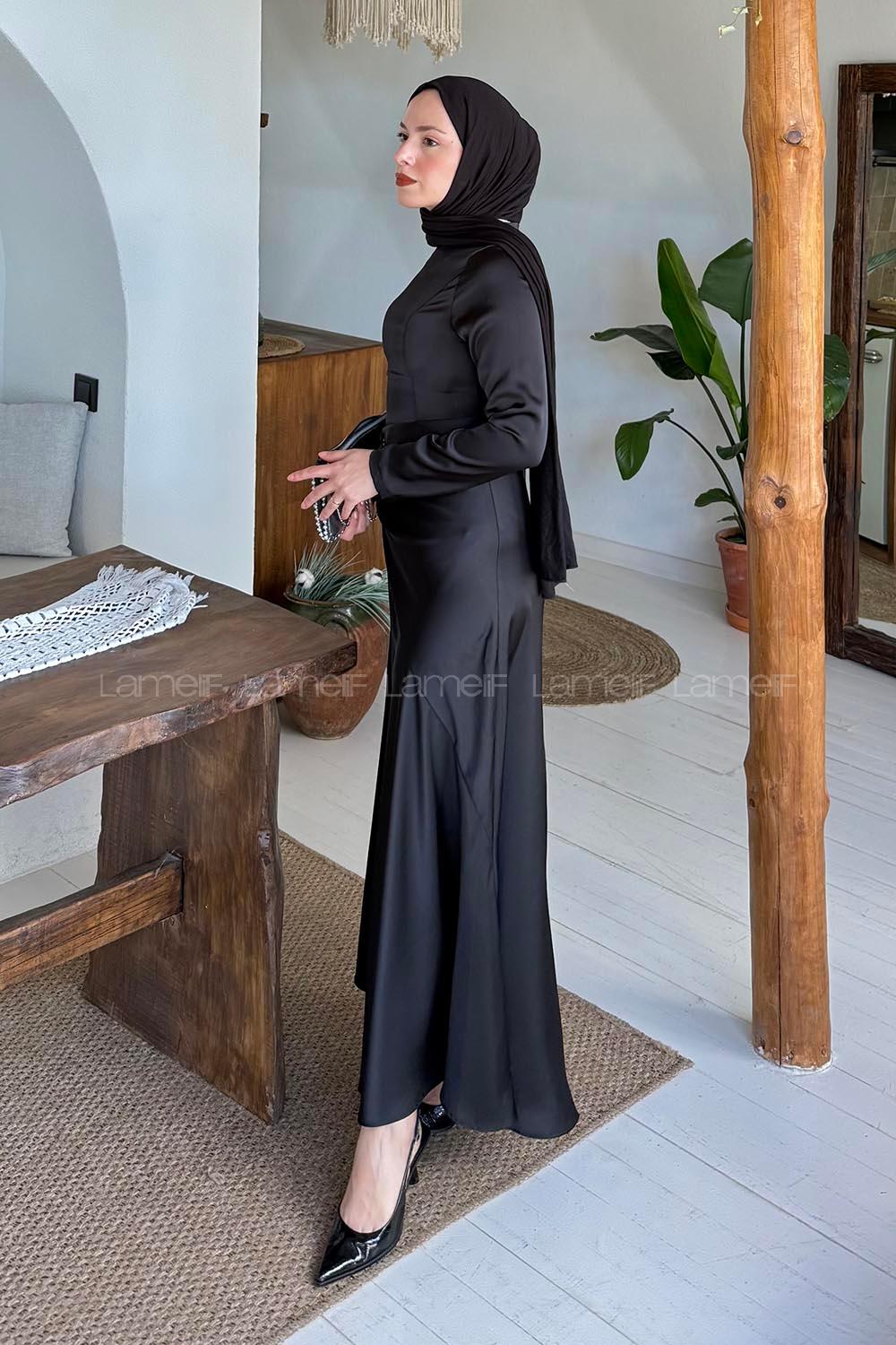 Lamelif Broş Detaylı Saten Elbise Siyah
