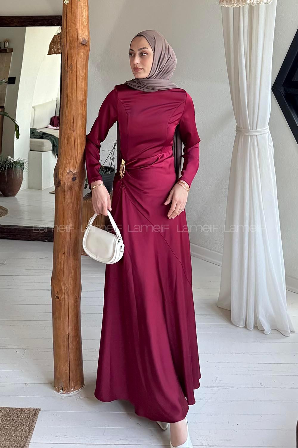 Lamelif Broş Detaylı Saten Elbise Bordo