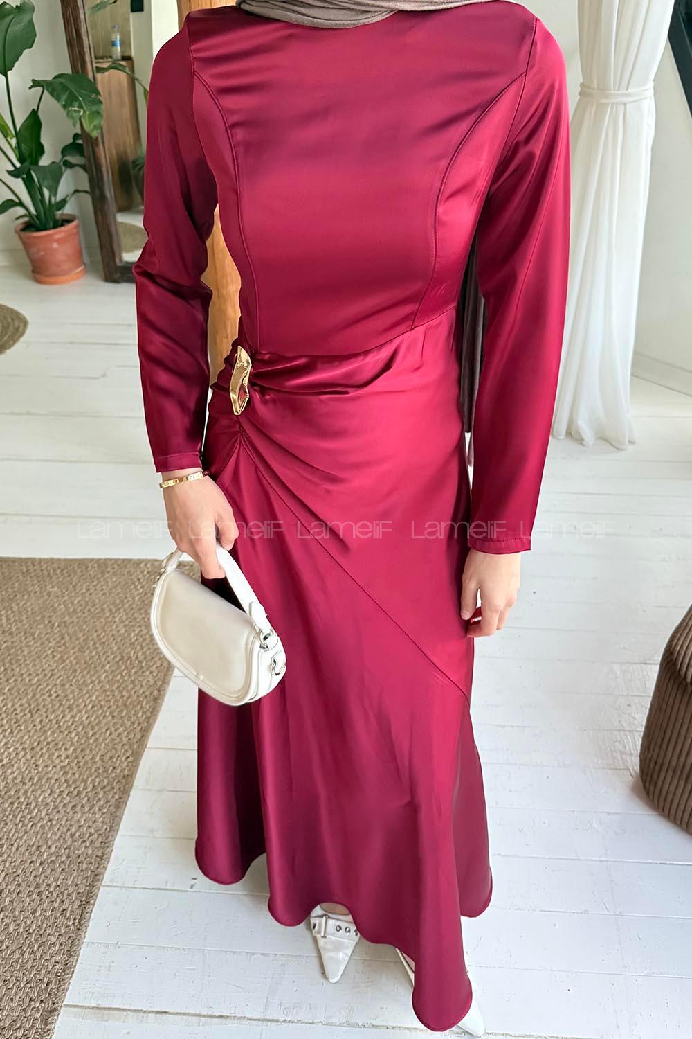 Lamelif Broş Detaylı Saten Elbise Bordo