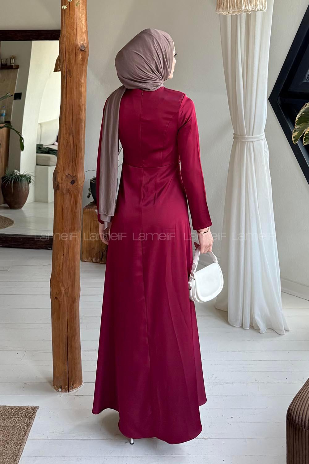 Lamelif Broş Detaylı Saten Elbise Bordo