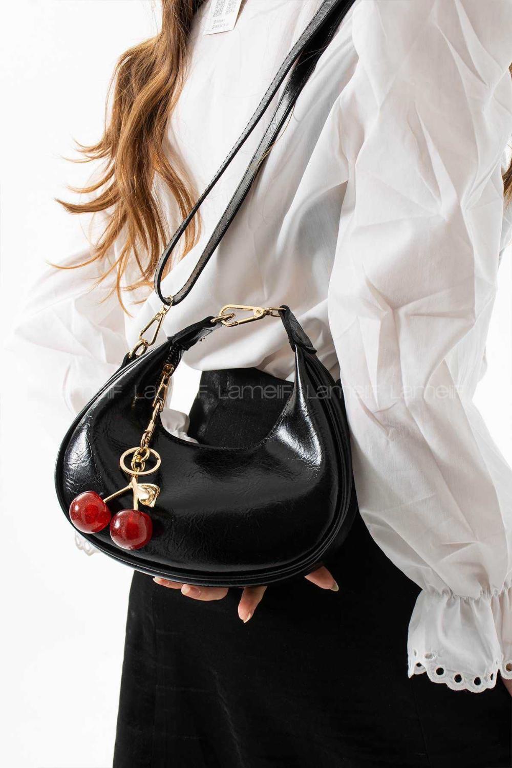 Lamelif Betty Model Charm Hediyeli Kadın El Ve Omuz Çantası Siyah